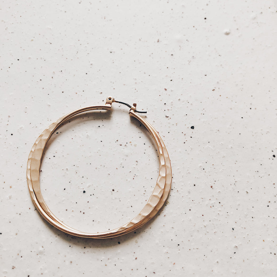 Oletta hammered hoop | Gold